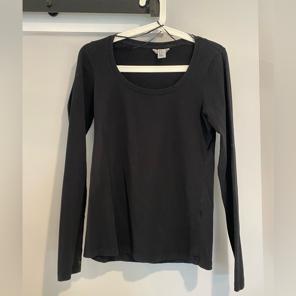 Women’s black long sleeve scoop neck shirt